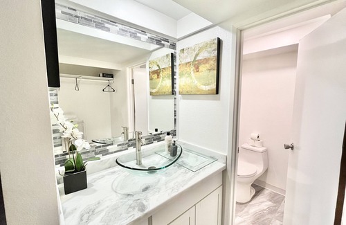 Bridle Trails Bed & Breakfast | Spacious Master; Private Bathroom; Walk 2 Bus; AC