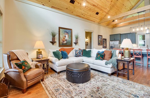 Midway Cottage | Spacious Midway Cottage w/Porches, Near Hunting!