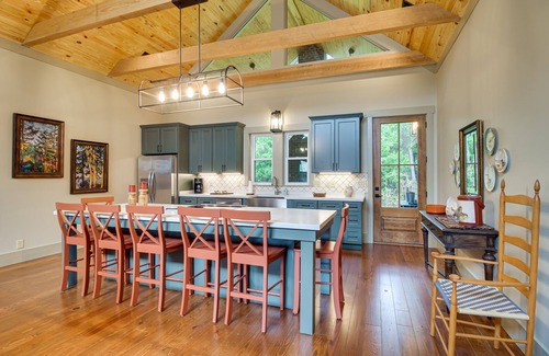 Midway Cottage | Spacious Midway Cottage w/Porches, Near Hunting!