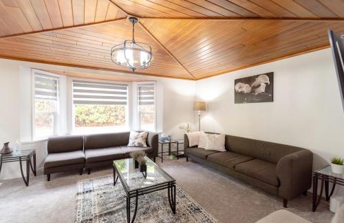 White Rock House | Spacious & Modern by the Beach