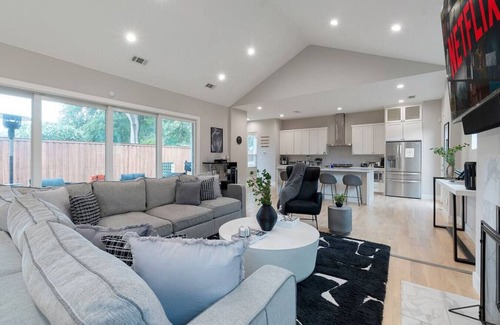 Dallas House | Spacious Modern Family Home