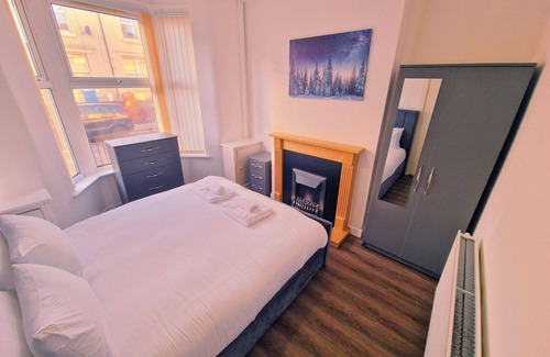 Everton House | Spacious Modern Home by Liverpool Football Stadium