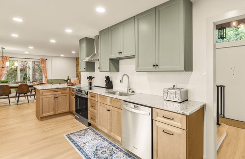 Massanutten House | Spacious & Modern Treehouse Retreat - 5 Bd-Game Room-Hot Tub-Fire Pit-Pool Pass