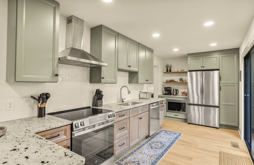 Massanutten House | Spacious & Modern Treehouse Retreat - 5 Bd-Game Room-Hot Tub-Fire Pit-Pool Pass