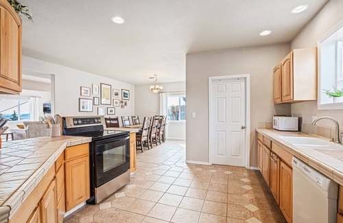 Downtown Klamath Falls House | Spacious & Modern w/4 king beds and a view - hot tub on the deck - pet friendly