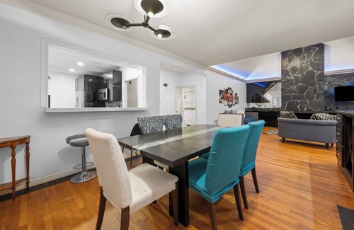 Greenway Plaza-Upper Kirby House | Spacious Montrose Art House with WiFi, AC and Free Parking