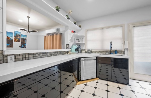 Greenway Plaza-Upper Kirby House | Spacious Montrose Art House with WiFi, AC and Free Parking