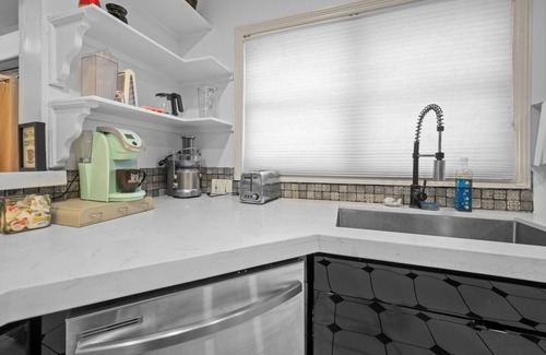 Greenway Plaza-Upper Kirby House | Spacious Montrose Art House with WiFi, AC and Free Parking