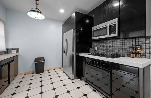 Greenway Plaza-Upper Kirby House | Spacious Montrose Art House with WiFi, AC and Free Parking