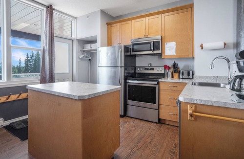Silver Star Mountain Condo | Spacious Mountain Suite w/Hot Tub, BBQ & Ski Locker!