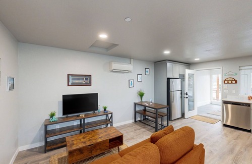 Florence Condo | Spacious multi-unit coastal getaway, close to the river and downtown, with WiFi