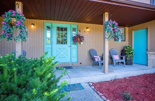Rockford House | Spacious multi-unit retreat in Rockford