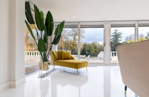 South Mimms Villa | Spacious N.London Mansion w/Heated Pool, Games Room, Pool House & Tennis Court