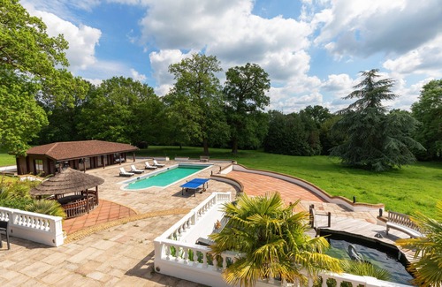 South Mimms Villa | Spacious N.London Mansion w/Heated Pool, Games Room, Pool House & Tennis Court