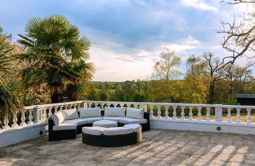 South Mimms Villa | Spacious N.London Mansion w/Heated Pool, Games Room, Pool House & Tennis Court