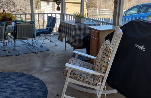 Bellepoint Apartment | Spacious New River View, fenced yard, pets welcome, sleeps 5 adults.