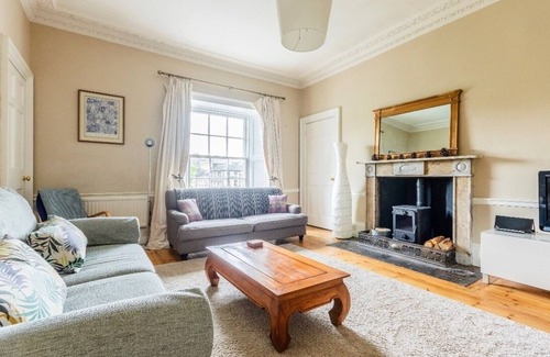 New Town Apartment | Spacious New Town flat with castle view