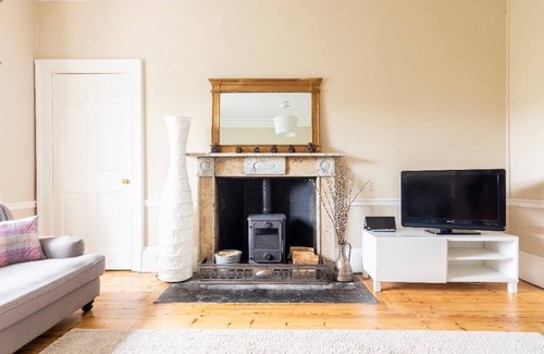 New Town Apartment | Spacious New Town flat with castle view