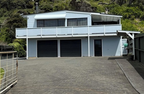 Oakura House | Spacious Oakura Bay Holiday Home