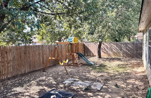 Selma House | Spacious one level 4-bedroom house fully furnished with 2 car garage & backyard