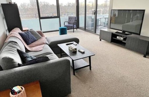 Dickson Apartment | Spacious & Open 2 bd 2bth 2crsp apt - Dickson CBD
