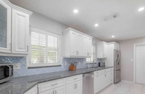 Seminole House | ๐ Spacious Pool Home | 3 Min from Beach ๐ด