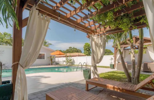 Seminole House | ๐ Spacious Pool Home | 3 Min from Beach ๐ด