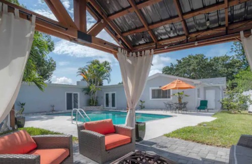 Seminole House | ๐ Spacious Pool Home | 3 Min from Beach ๐ด