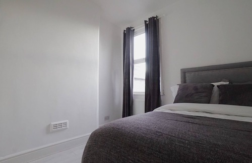 Stonebridge House | Spacious private room w/lock | Close to station| Direct train to central London