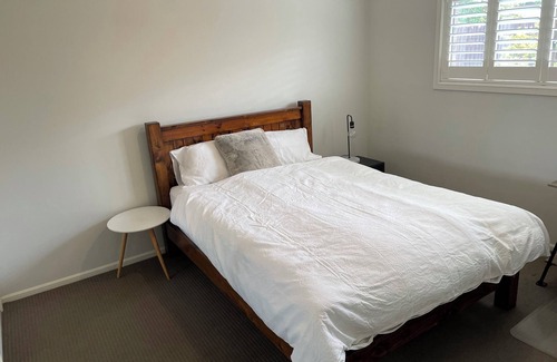 Truganina House | Spacious Queen Bedroom in Tranquil Oasis