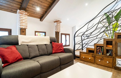 La Paz House | Spacious, quiet vacation home with panoramic views of the Sierra Nevada.