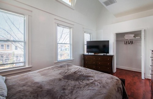 Petworth Apartment | Spacious, Relaxing, 4 Bd 3.5 Ba Home In Petworth!