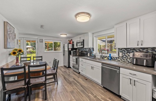 Tukwila House | Spacious RiverSide Family House with patio & backyard, 10 mins to SeaTac Airport