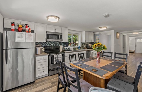 Tukwila House | Spacious RiverSide Family House with patio & backyard, 10 mins to SeaTac Airport