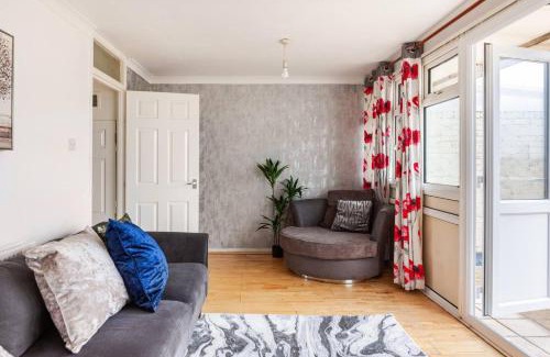 Waltham Cross House | Spacious Room by Lee Valley White Water Centre. Waltham Cross