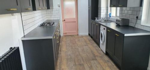Leicester House | Spacious Room in Leicester