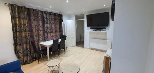 Leicester House | Spacious Room in Leicester