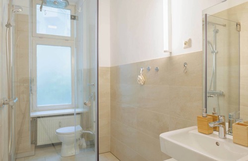 Friedrichshain-Kreuzberg Apartment | Spacious Room in the Center of Berlin 3