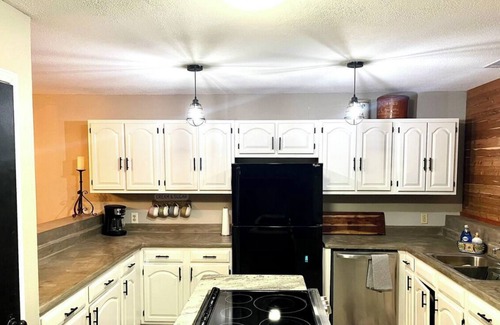 Cedar Creek House | Spacious Rustic Retreat with Animals. Sleeps 10. Close to COTA & Bastrop