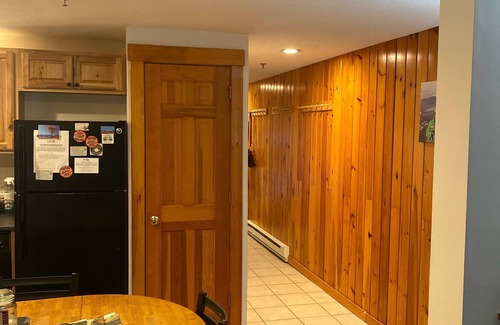 Carrabassett Valley Condo | Spacious Ski In-Ski Out 1BR with Fireplace & Hot Tub