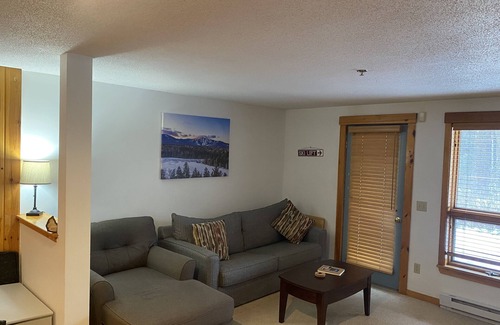 Carrabassett Valley Condo | Spacious Ski In-Ski Out 1BR with Fireplace & Hot Tub