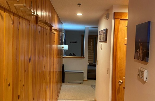 Carrabassett Valley Condo | Spacious Ski In-Ski Out 1BR with Fireplace & Hot Tub