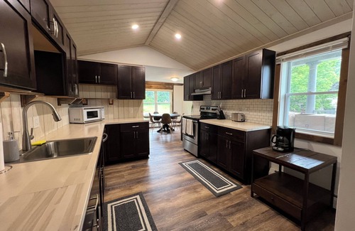 East Haven Rutland County House | Spacious ski chalet with pool table & mountain views