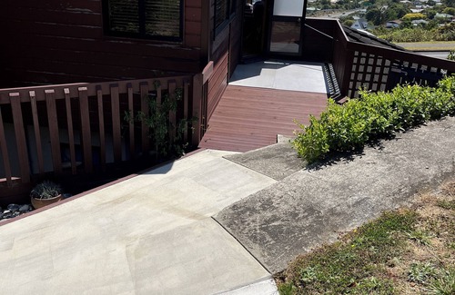 Tawa House | Spacious - Sleeps 5 plus baby and pets. Wonderful Views.