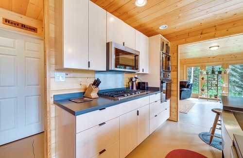 Ridgeway House | Spacious Soldotna Home w/Mackey Lake Views!