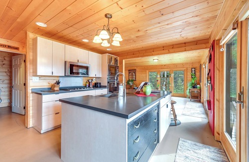 Ridgeway House | Spacious Soldotna Home w/Mackey Lake Views!