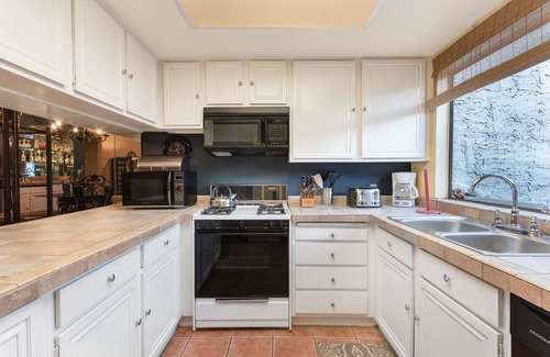Palm Springs Condo | Spacious Spanish Style Condo in Los Pueblos+Koi Filled Lagoon+Pool&Spa - Los Pue