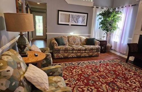 Olive Branch House | Spacious, State Line, Private Pool with king Beds