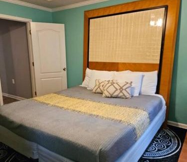 Olive Branch House | Spacious, State Line, Private Pool with king Beds