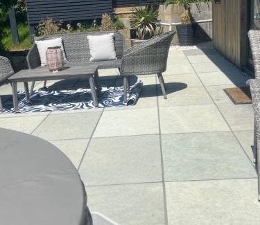 Bishopstone Apartment | Spacious Studio Cabin with Sea/Downs views Sole Use of HotTub in Seaford